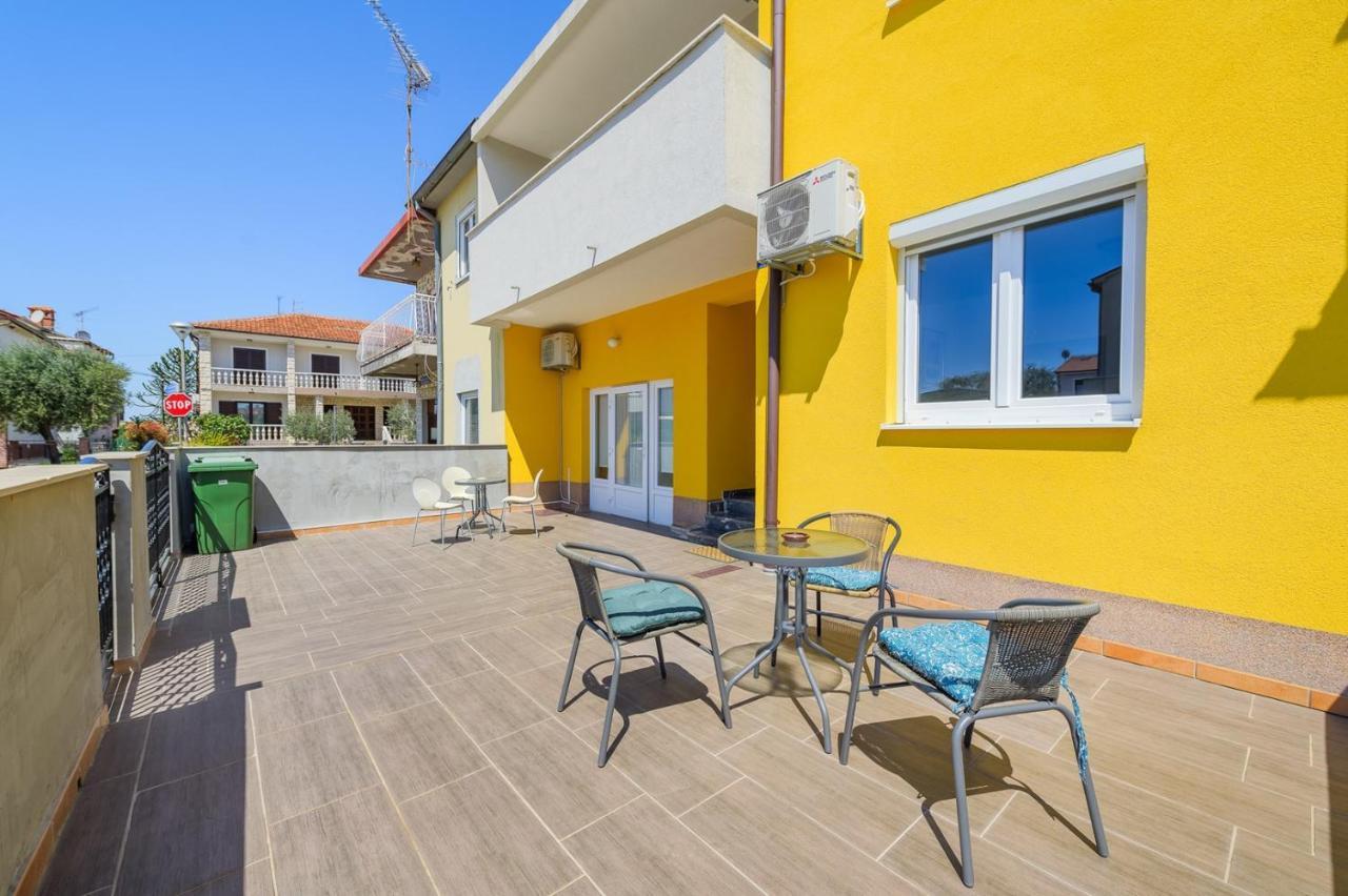House With Apartments Mila Umag Exterior foto